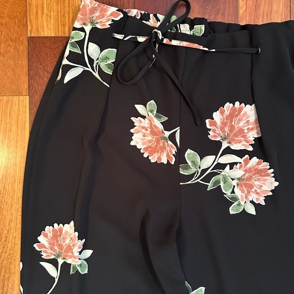 Dynamite | Black and pink floral wise leg pants size large - Picture 5 of 6
